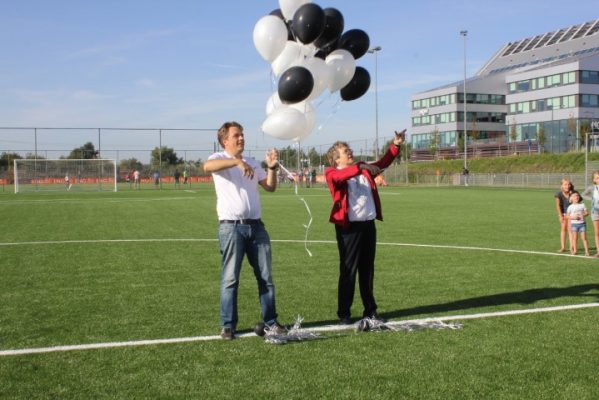 Michiel Cuijpers en Liesbeth Bloemen verrichten de opening ceremonie
