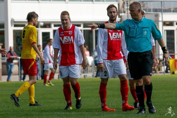 De arbiter van dienst heeft een handsbal gezien: strafschop Valken'68. Reinaldo Nagtegeller en Gwen Koet denken er anders over.