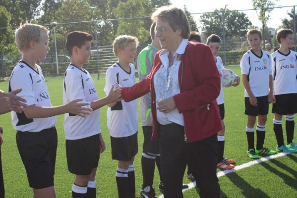Burgemeester Bloemen feliciteert de Meerburg spelertjes met hun nieuwe veld!