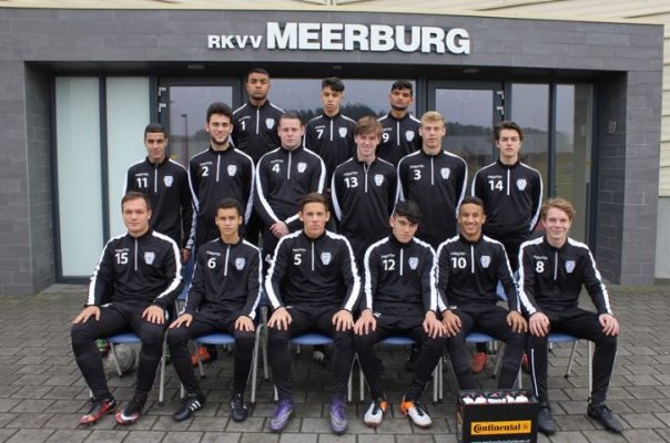 Gijs de Leede (met nummer drie) op de foto met zijn eigen team.